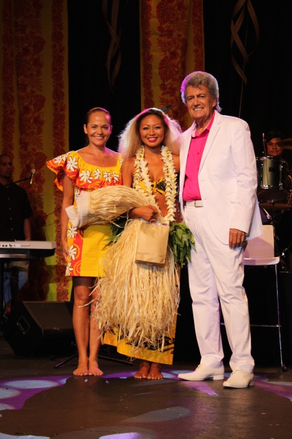 Moeata et gabilou entourent l'une des gagnantes du concours de danse du 26 septembre à Los Angeles.