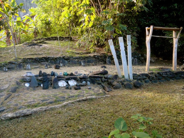 7- 3 unu, connexions symboliques vers les cieux, un plateau d'offrandes aux Dieux qui font parfois le bonheur des oiseaux, le marae ancestral se dispose distinctement sur plusieurs plateformes ascendantes et le matin à l'aube le soleil pointe ses rayons à l'est, soit juste au sommet qui se tient derrière la plateforme centrale. Il a été sciemment construit pour recevoir ces premiers rayons du soleil à l'aube. 7- 3 unu, connexions symboliques vers les cieux, un plateau d'offrandes aux Dieux qui font parfois le bonheur des oiseaux, le marae ancestral se dispose distinctement sur plusieurs plateformes ascendantes et le matin à l'aube le soleil pointe ses rayons à l'est, soit juste au sommet qui se tient derrière la plateforme centrale. Il a été sciemment construit pour recevoir ces premiers rayons du soleil à l'aube.