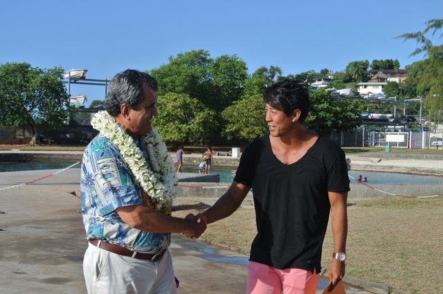 Poignée de main entre le gérant et le Président Poignée de main entre le gérant et le Président