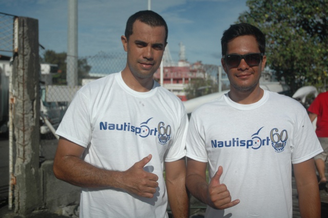 C'était tout bon pour Vaihoarii (à D) notre nouveau champion 2015. DAns l'eau son coéquipier en compétition par équipes, philippe piritua a assuré sa sécurité