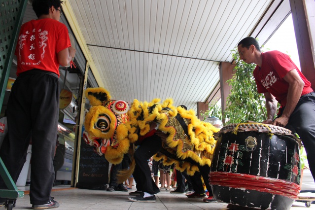 Entrée dans l'année du singe de feu. Les danses du lion du lundi 8 février. Entrée dans l'année du singe de feu. Les danses du lion du lundi 8 février.