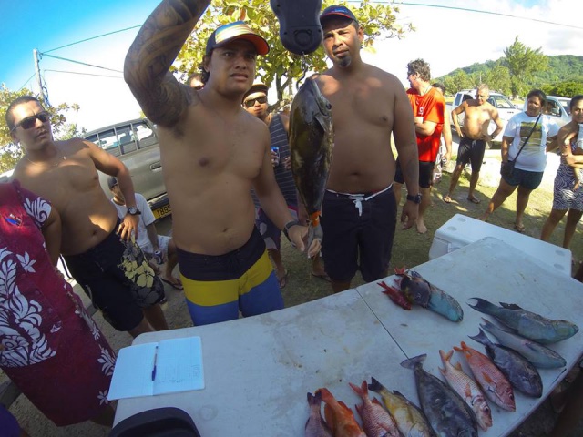 on pèse, on vérifie les mailles suivant le règlement de pêche de la FTSSC