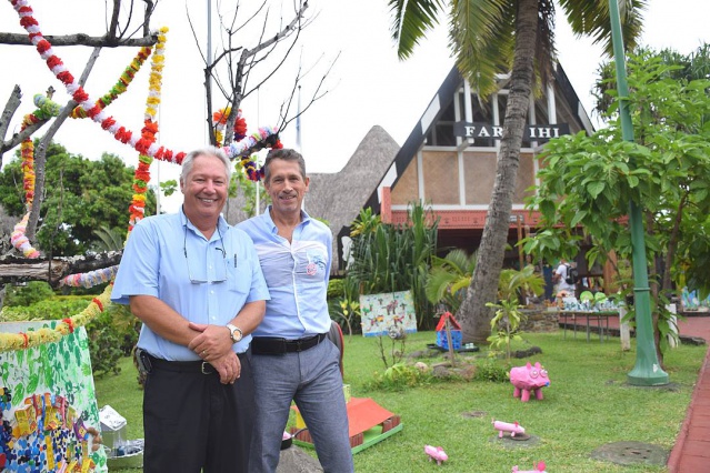 De gauche à droite  Pascal Grand et Eric Dupont dans les jardins de la mairie de Faa’a.