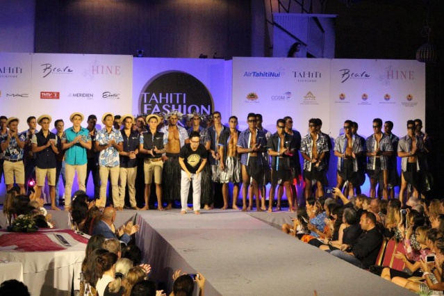 Steeve Liu salue le public. Steeve Liu salue le public.