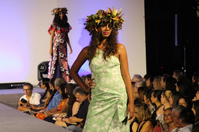 Défilé de robes d'antan, prêtées par Vaea Bennett. Défilé de robes d'antan, prêtées par Vaea Bennett.