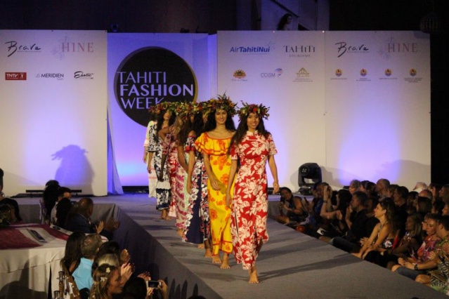 Défilé de robes d'antan, prêtées par Vaea Bennett. Défilé de robes d'antan, prêtées par Vaea Bennett.