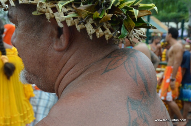 Louis Taea, la bosse tatouée pour prendre l'allure d'une orange.