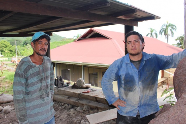 Grégorio Grand-Midi a été épaulé par deux sculpteurs marquisiens : Teve Teatiu et Touatini Matiki. 