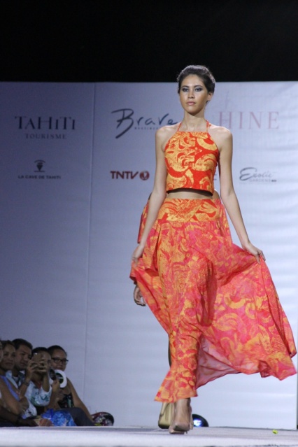 Robe signée Tav (Cook island). Robe signée Tav (Cook island).