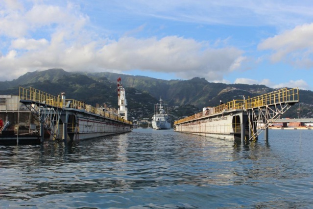 Le placement d'un navire sur un dock flottant s'effectue en plusieurs étapes. Après avoir été placé dans l'axe, il est poussé à l'intérieur,