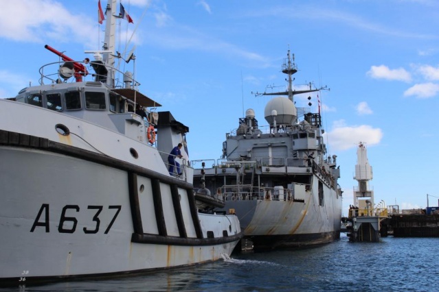 "À l'avant se trouve un bateau pousseur", décrit le commandant Joffrey Guerry en pointant son doigt vers un petit bateau fixé au Prairial. "Ce bateau pousseur tient le nez pour s'assurer que la frégate se mette dans l'axe. À L'arrière il y a un remorqueur."