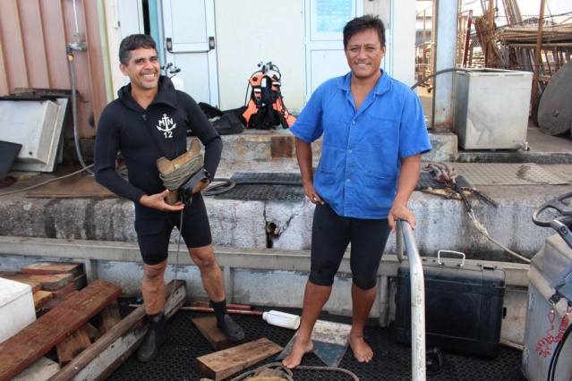 Non loin, des plongeurs se préparent pour une mise à l'eau. Ils sont cinq, trois d'entre eux assurent la sécurité des deux autres. Lesquels participent à la manœuvre du jour. C'est André Puairai et Daniel Teatiu.