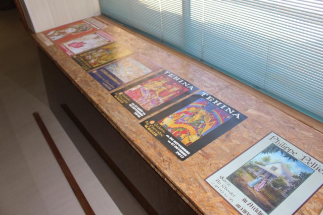 Les affiches de toutes ses expositions Au Chevalet sont mises sous verre et présentées aux visiteurs, comme une rétrospective. Les affiches de toutes ses expositions Au Chevalet sont mises sous verre et présentées aux visiteurs, comme une rétrospective.