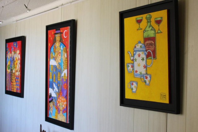(De gauche à droite) Les Rois mages, huile sur toile, Histoires du soir, huile sur toile et Thé et brandy, toile mixte peinture et collage.