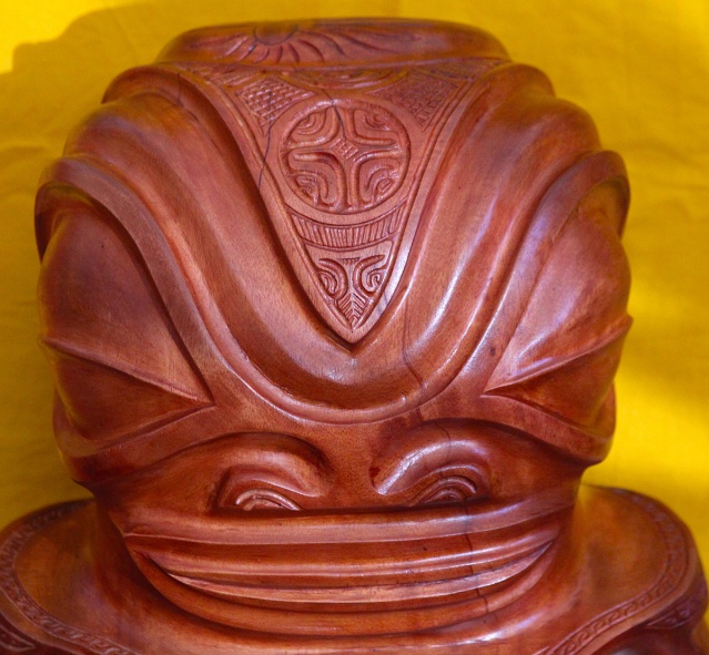 Tiki en miro (bois de rose d'Océanie, Thespesia populnea) portant sur le front la croix marquisienne