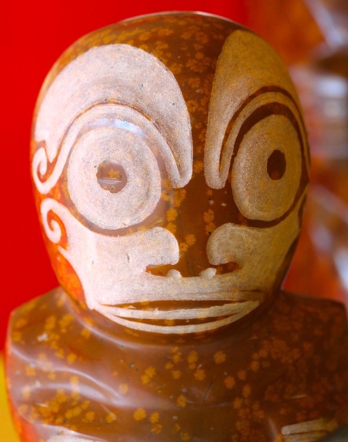 Tiki en phonolite à grenats partiellement poncé (Ua Pou)