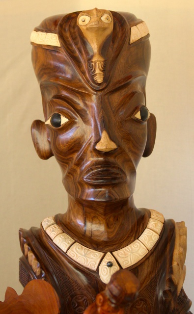 Tiki en bois de tou et en os de bœuf sculpté et poli