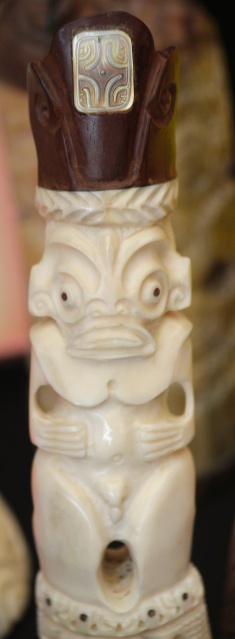 Tiki en os, tou et nacre (croix marquisienne sur le parement frontal)