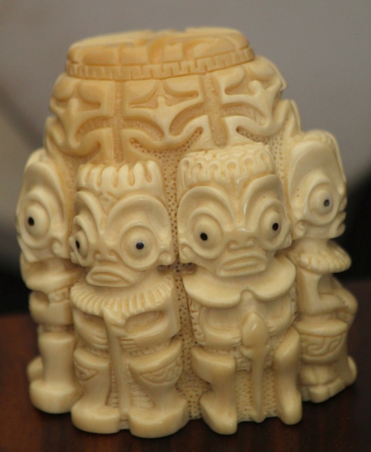 Tiki en ivoire, sculptés dans la base d'une dent de cachalot