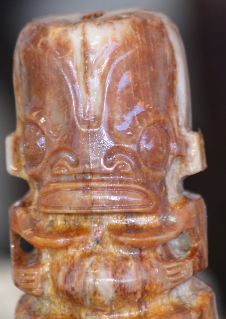 Tiki sculpté dans la base d'un rostre de marlin