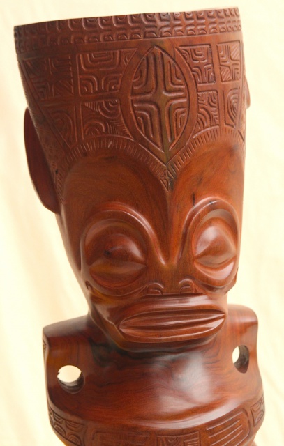 Tiki à coiffe en bois de rose