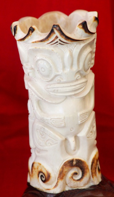 Tiki en os poli et légèrement brûlé