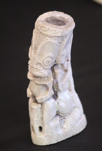 Tiki sculpté dans la base d'un bois de cerf de Nouvelle-Calédonie