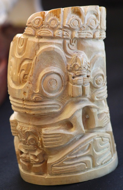 Ensemble de tiki sculptés dans un bloc de bois de santal parfumé