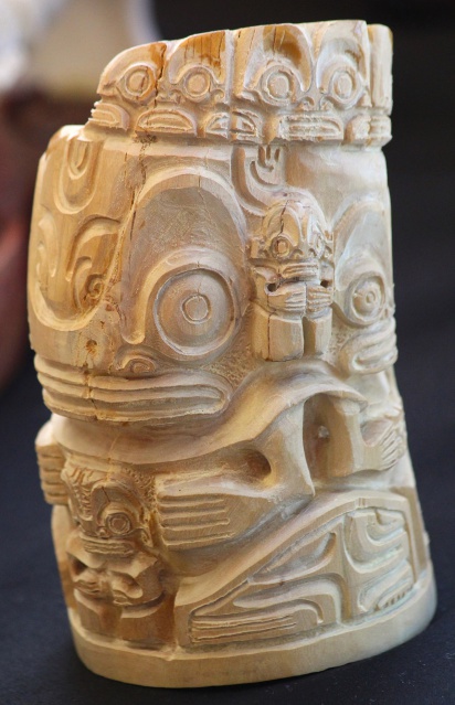 Ensemble de tiki sculptés dans un bloc de bois de santal parfumé