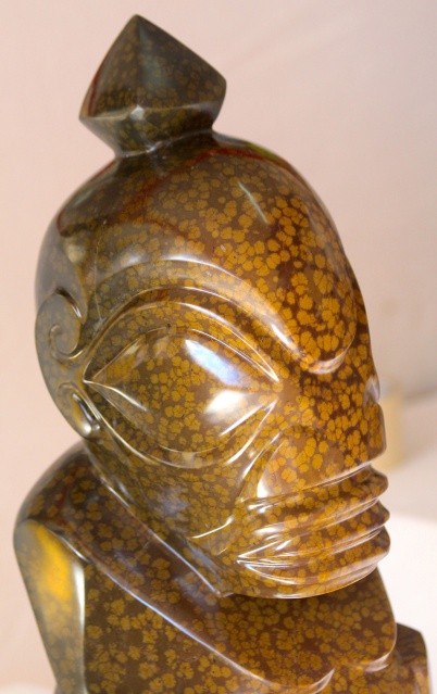 Tiki à chignon en phonolite à grenats ("pierre fleurie") de Ua Pou