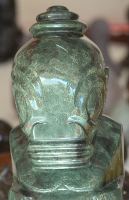 Tiki en phonolite verdâtre, couleur serpentine ou néphrite