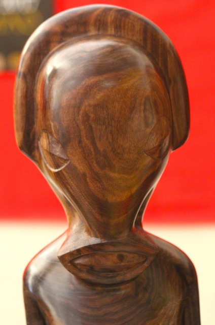 Tiki "éléphant" inspiré de l'original trouvé à Ua Huka (en lave) au-dessus de Hokatu, en 1982