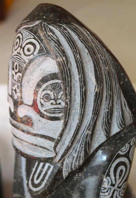 Tiki "chevelu" en lave à grain fin, partiellement poli (tiki dans chaque oeil)