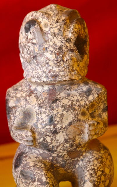 Tiki en lave pyroclastique (cendres, lapillis, fragments de bombes volcaniques...)