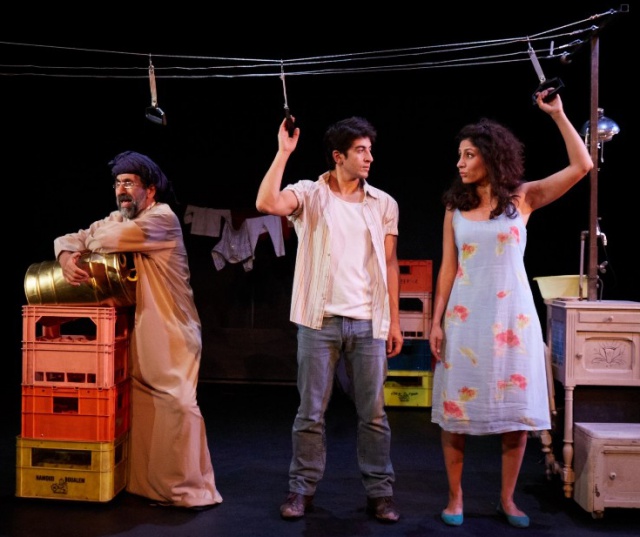 La Main de Leïla d'Aïda Asgharzadeh et Kamel Isker. Mise en scène Régis Vallée.