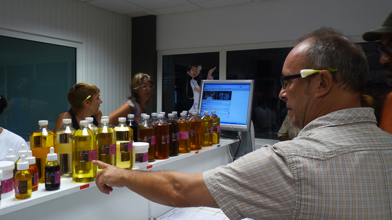 monois.jpg monois.jpg