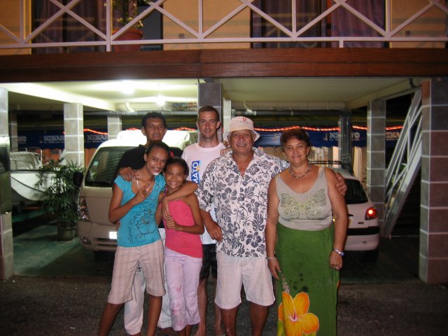 Nico'o et sa famille adoptive polynésienne